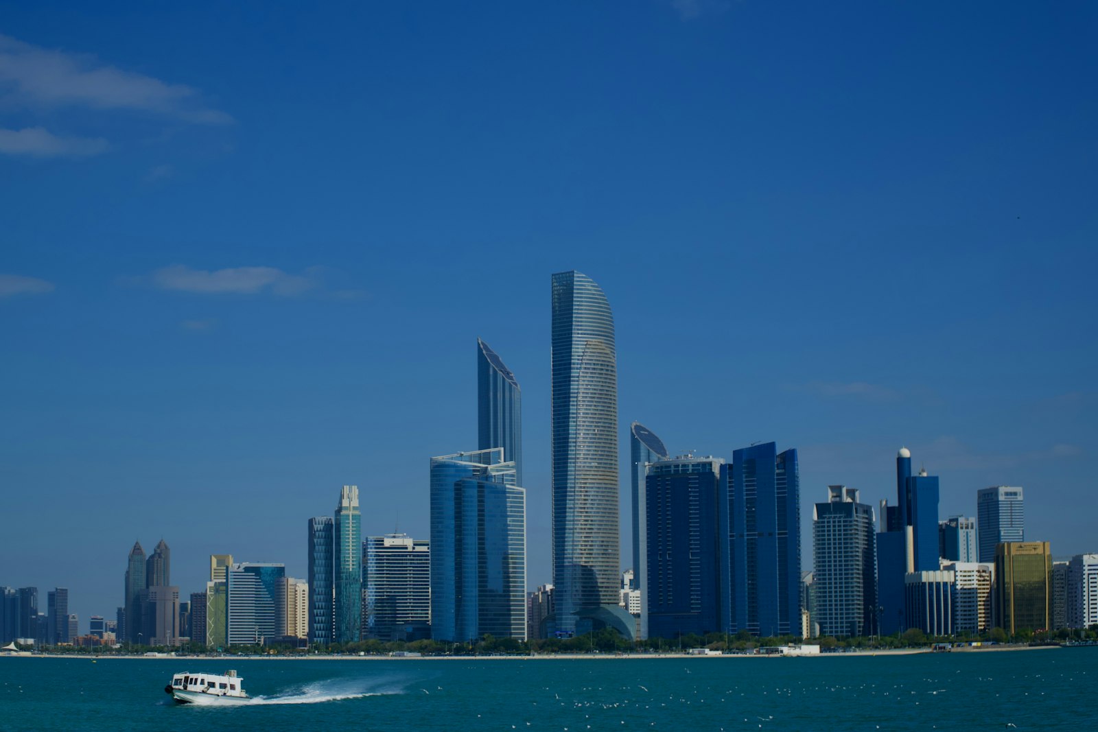 كورنيش أبوظبي وأفق المدينة خلفه