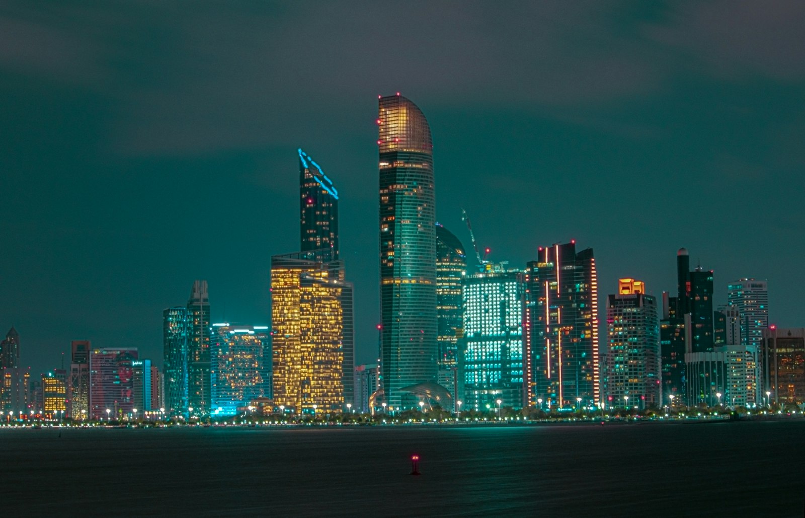 أبوظبي ليلاً، أبراج مضاءة على الماء
